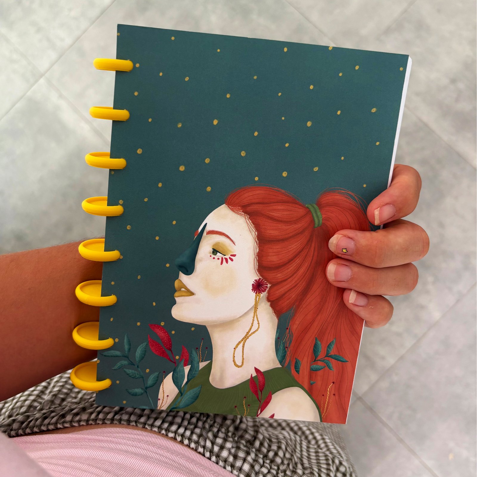 libreta ilustrada hojas intercambiables en una escena natural