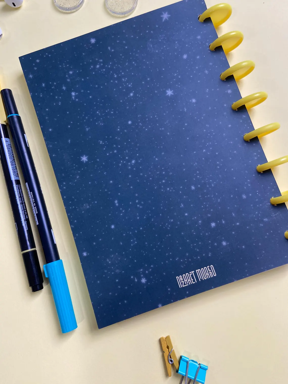 Libreta A5 ilustrada con tapa blanda reforzada y diseño artístico en tonos azules