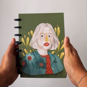 Libreta hojas intercambiable artesanal cogida con la mano y fondo blanco
